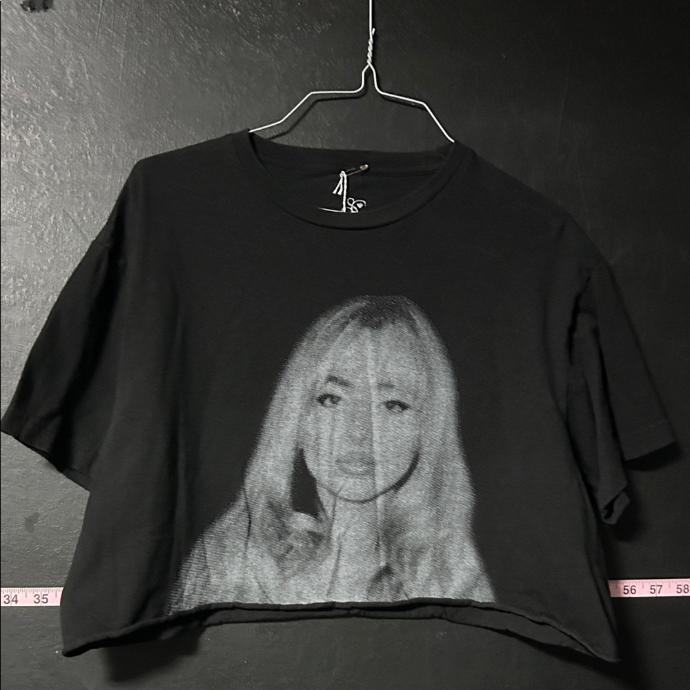 Sabrina Carpenter crop